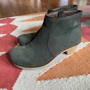 Dansko Maria olive bootie sz 39